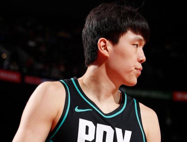 詹姆斯单核20+9+8被吹恶犯！残阵湖东说念主不敌斥地者 杨瀚森1乖张 格兰特夏普乐福率队胜出