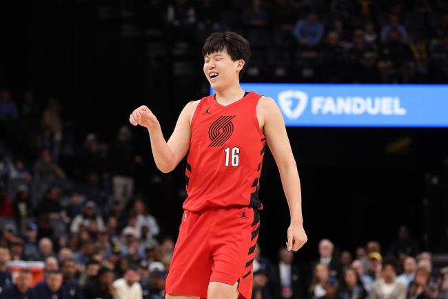 杨瀚森第三节再获出场机会 接连被裁判吹走步 犯规 遭小萨隔扣