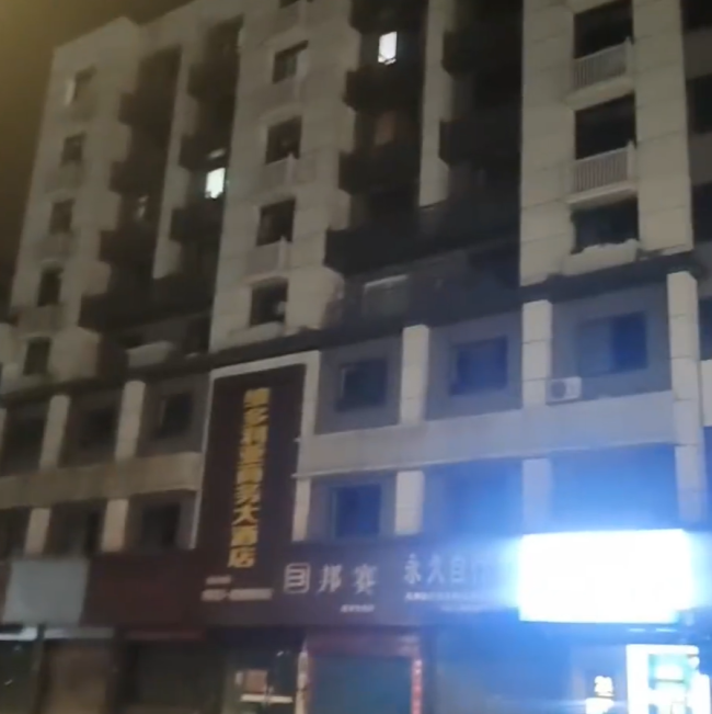 街道办回应男子从7楼扔下板凳杂物 疑患精神疾病已送医