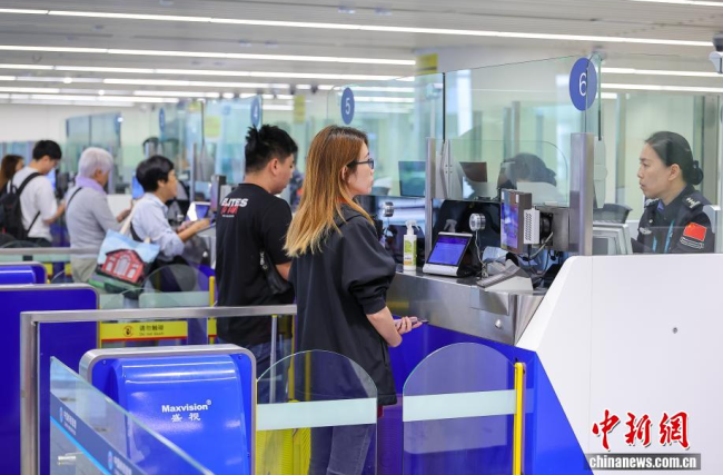 海南封关首月10个入境老外9个免签 首月免签入境外国旅客同比增长64%