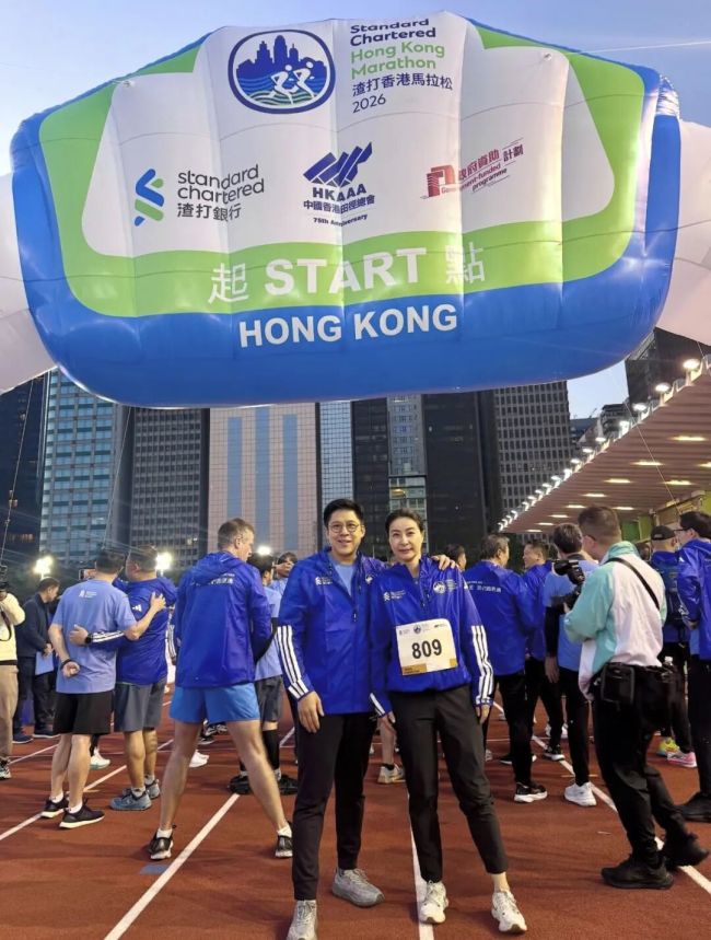 霍启刚化身迷弟给郭晶晶拍 记录冲线瞬间