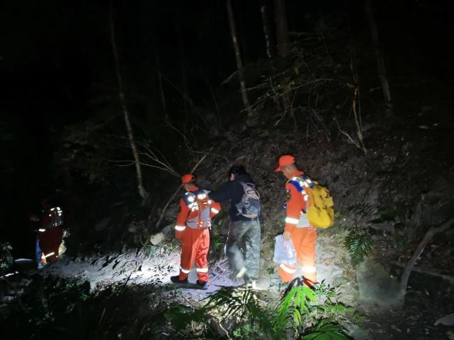 两女子登山膂力不支被领队烧毁野外 消防进军挽救