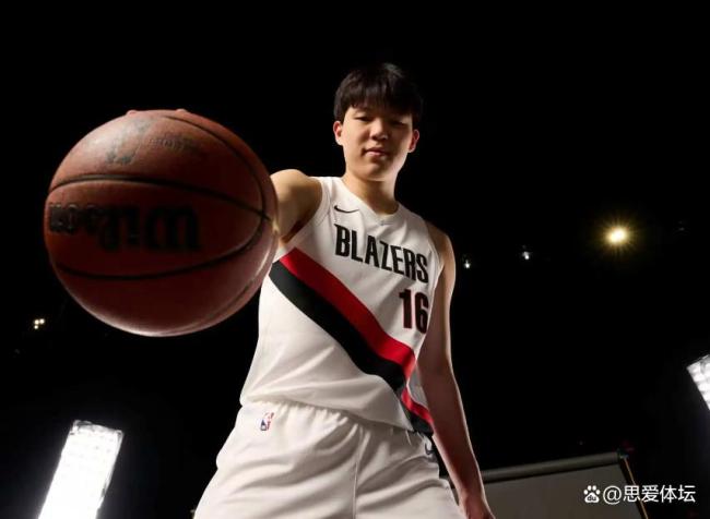 杨瀚森左手勾手