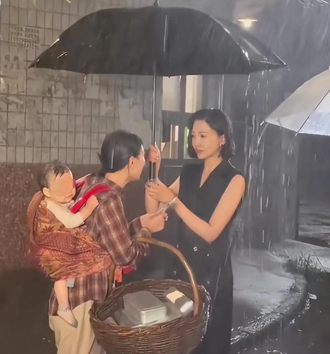 短剧淋雨婴儿家长能接受才来 800元片酬引争议