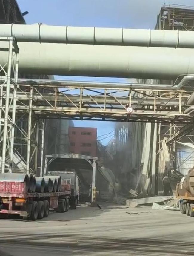 包钢分厂爆炸飞出铁罐砸塌民房