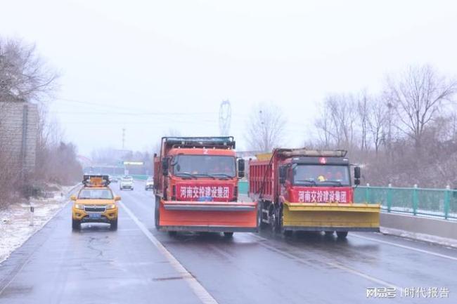河南高速交警警车带路雪中护航 路警联动保吉祥