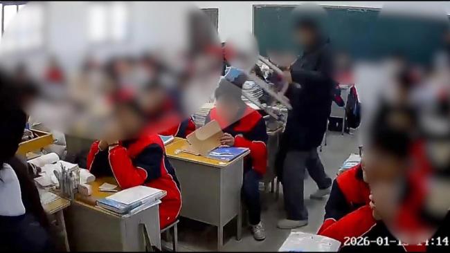 学生教室内用板凳挫折同学后脑