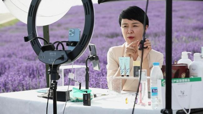 贺娇龙告别仪式：群众自发送行，当地人称有花店售罄 昭苏清晨静默送别