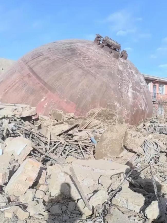 包钢爆炸巨响后 蒸汽球罐砸中废品站 事故致多东说念主伤一火