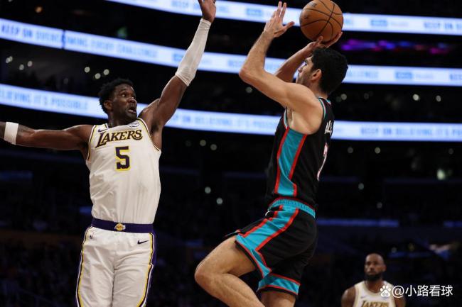 奈何评价湖东说念主中锋艾顿对阵猛龙的施展 历史级高效献艺