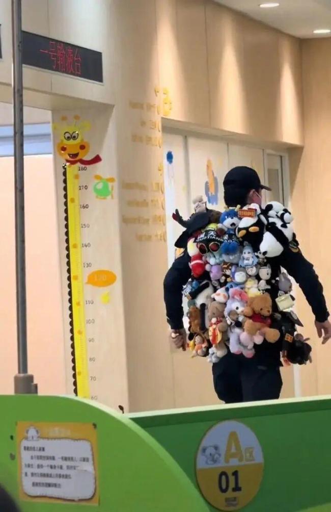儿童病院挂满玩偶的保安走红后近况