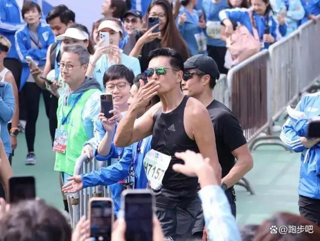 70岁周润发四战港马 志在参与