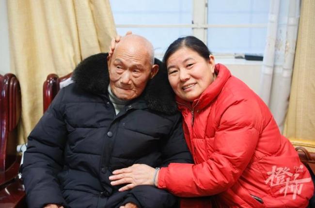 杭州一对百岁夫妻同年同月同日生 共度百岁人生