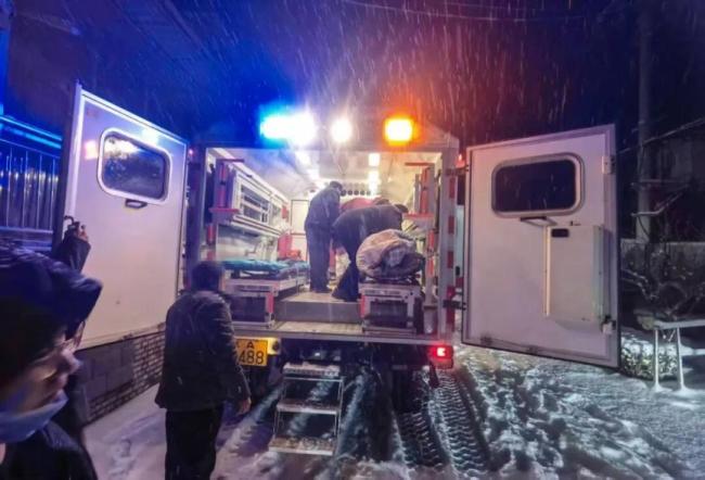 北京120市区两级应急联动，深夜暴雪救援高坠伤员 风雪中的生命守护者