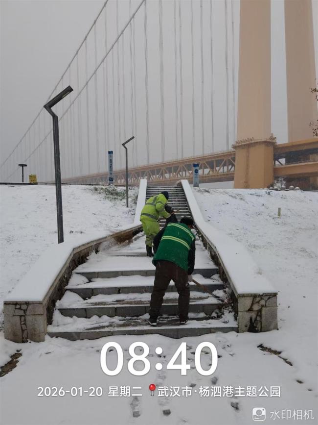武汉园林工人清晨公园忙扫雪 铺就安全赏雪路