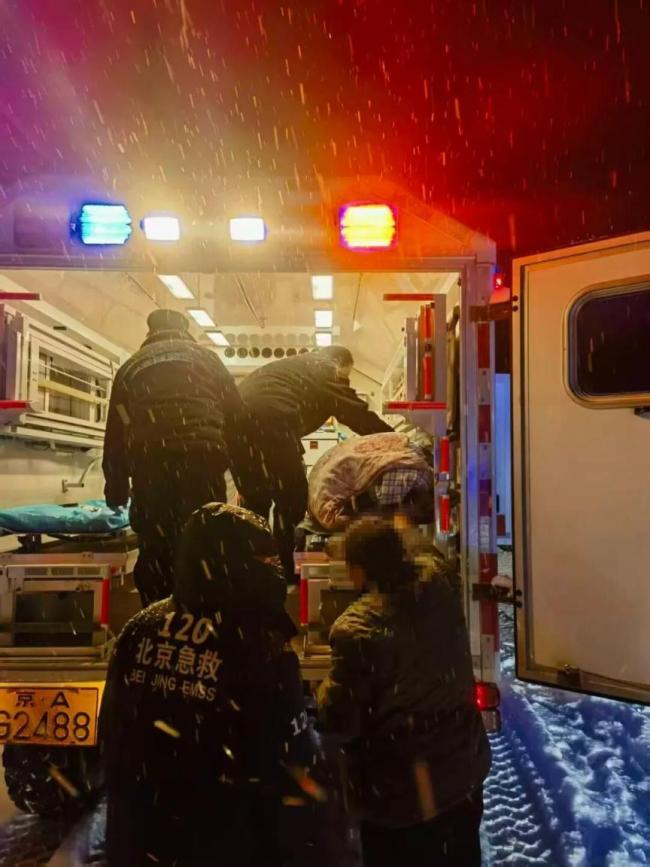 北京120市区两级应急联动，深夜暴雪救援高坠伤员 风雪中的生命守护者