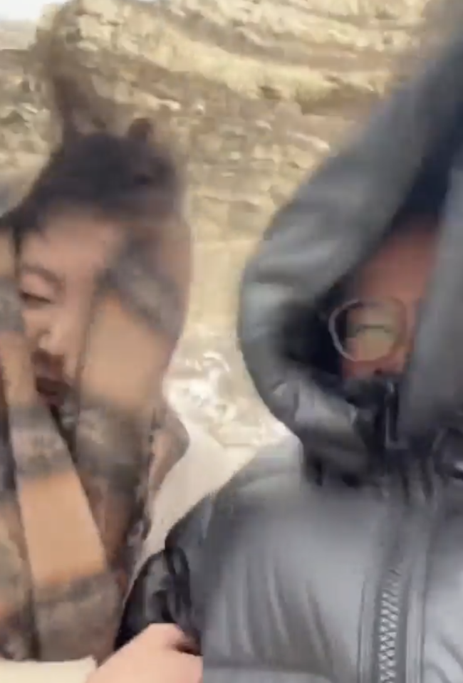 “北魏的风”把游客吹到怀疑人生双双在风中“凌乱”