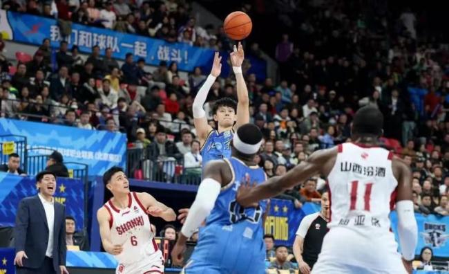 曾凡博腰部旧伤复发归期待定