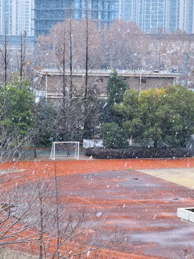杭州初雪成了孩子们特别的记忆 校园里的冬日欢歌