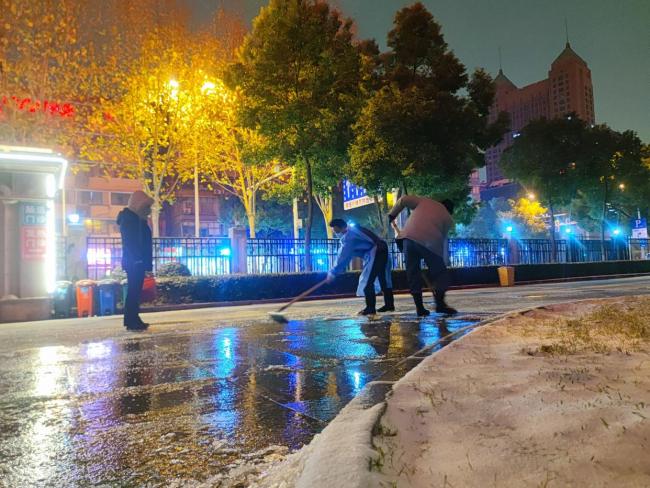 武汉儿童医院两院区凌晨除雪