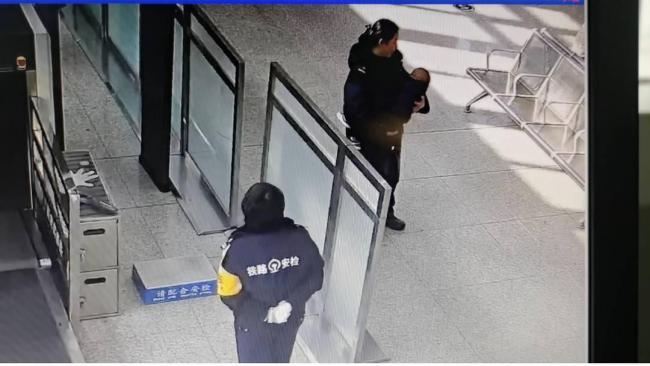 列车即将关门幼童跑出车厢 客运员及时救助
