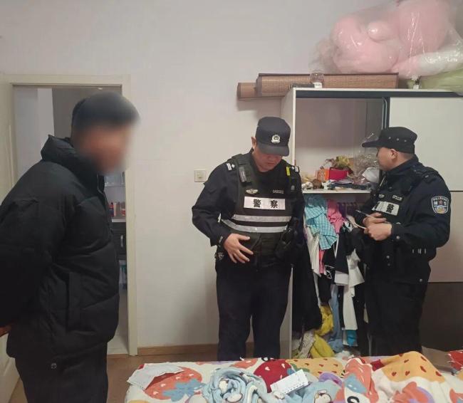 女友的金吊坠不见了，男子为自证清白选择报警，警方：刑拘！