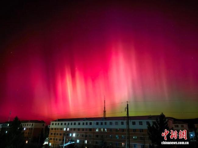 大寒奇遇!漠河红绿极光刷屏 游客踏雪追光