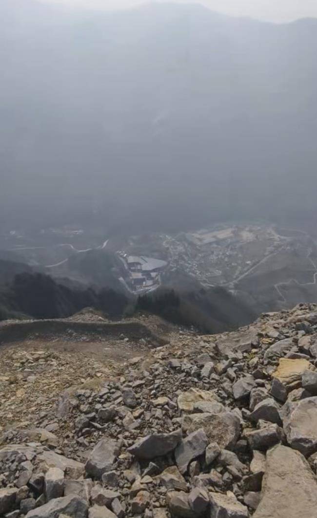 专家已到山体出现裂缝现场研判 风险评估与治理进行中