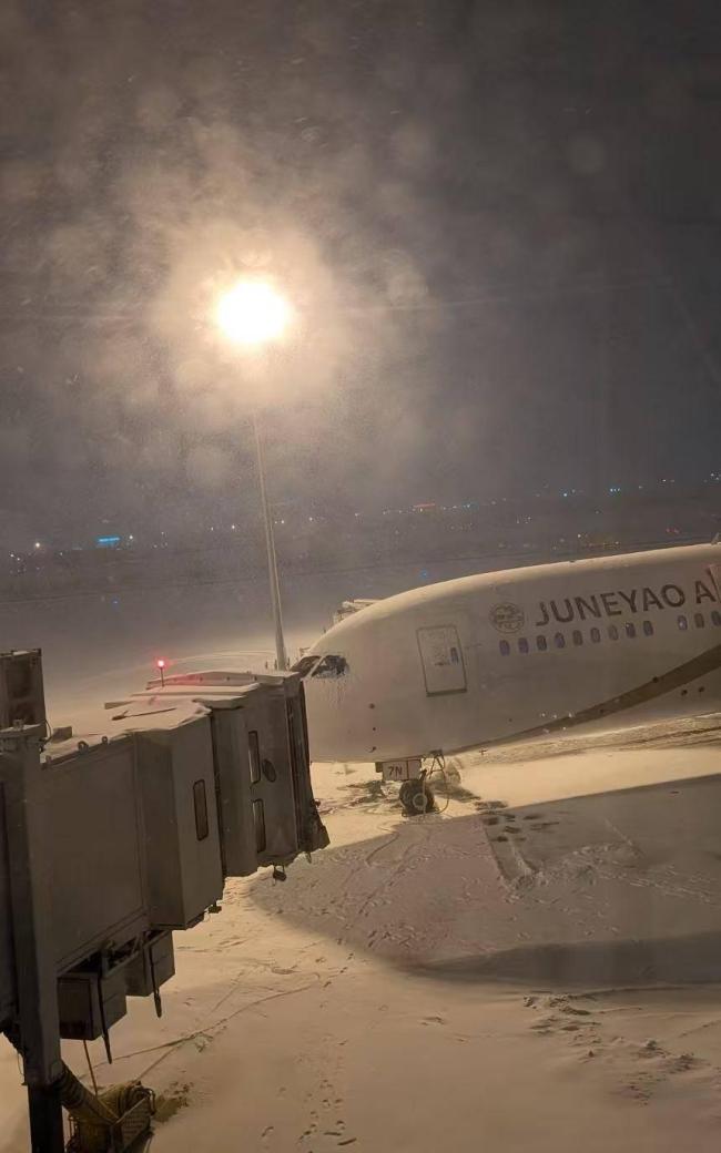 郑州新郑机场航班停飞 超8000人滞留