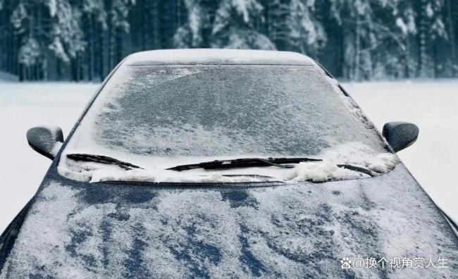 女子零下30度洗车秒变冰糖小汽车 东北寒冷的考验