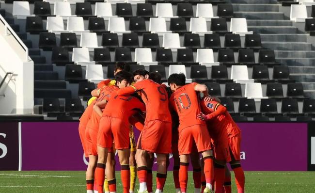 李昊门神！极限飞身扑出越南极具威胁射门，依旧延续封神状态 点球大战再显神威