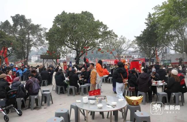 刨猪宴“摇人”女孩呆呆入驻百度 温暖人心的乡土盛宴