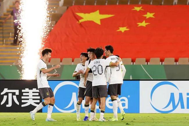 再看亿遍！现场实拍U23国足3粒精彩进球 安东尼奥被队员抛起瞬间 中国足球的荣耀时刻