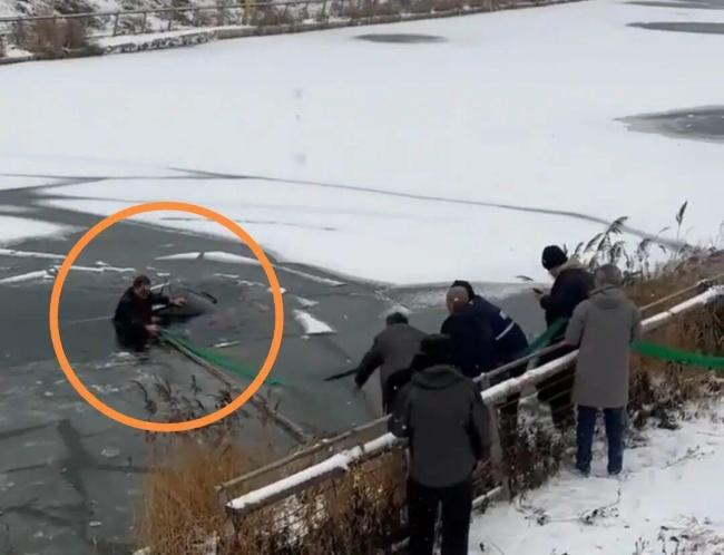 男子驾车坠结冰河道被市民救起