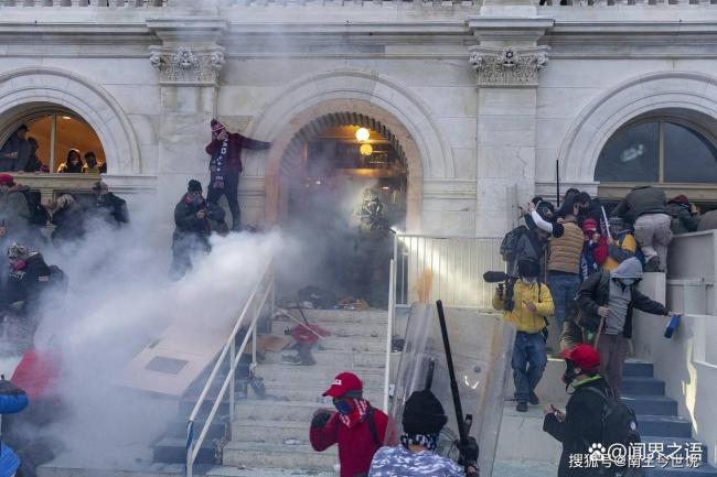 当美国网民淡定谈论“斩杀线”：两种社会的生存底色之差