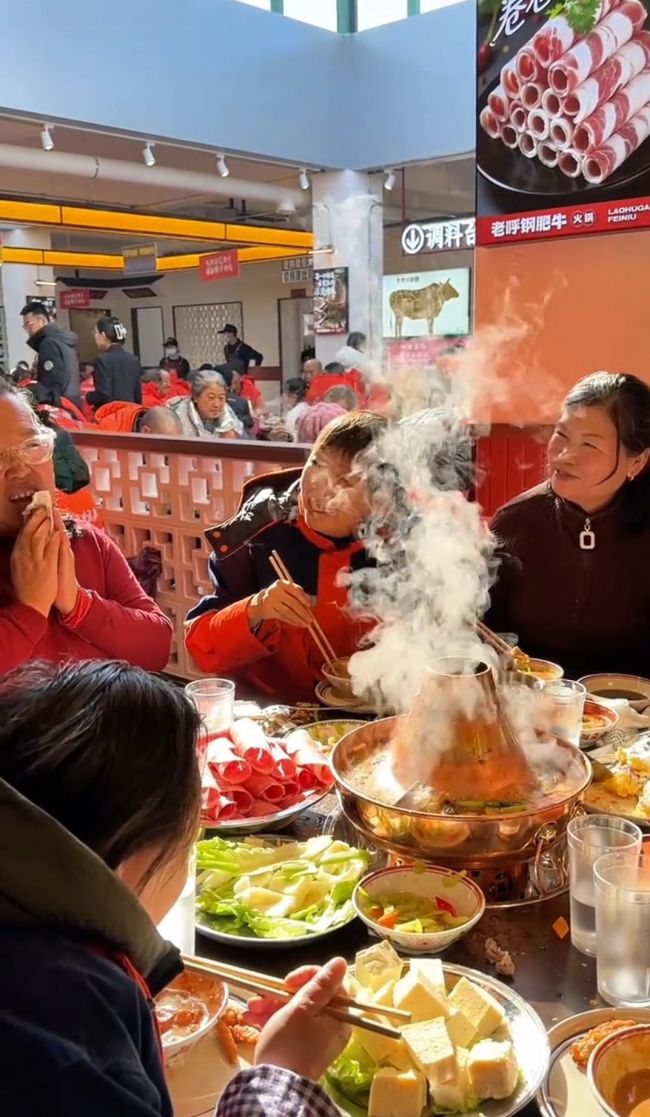官方回应男子请2000名环卫工吃火锅