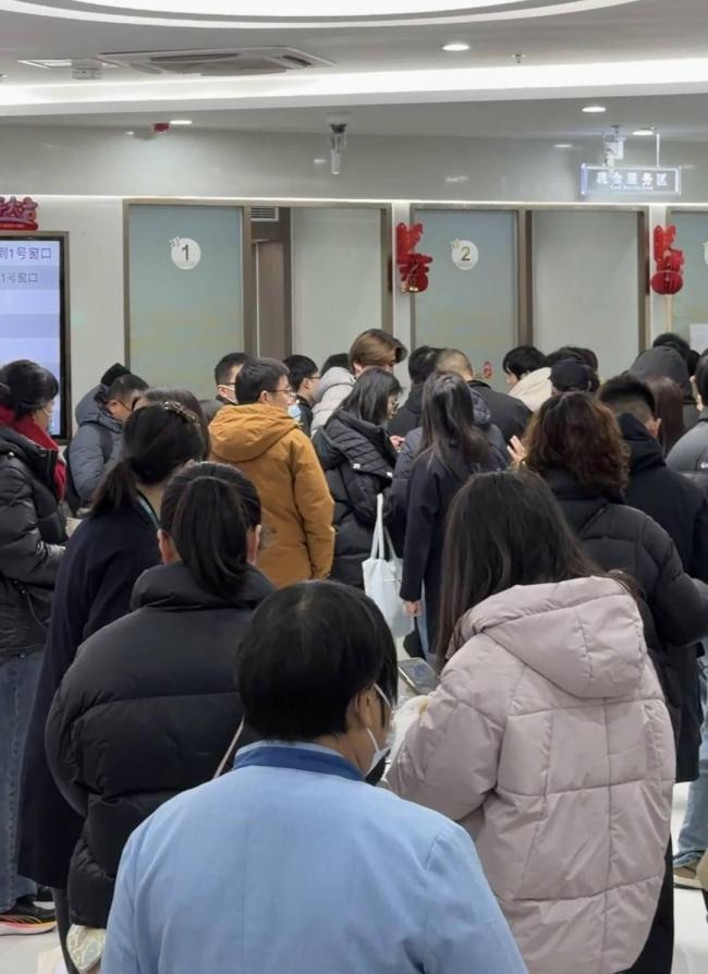 马钞马币首日开兑银行挤满人 抢购热潮再现