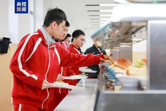 北京要求27年底前中小学全部自营食堂 智慧食堂引领校园餐饮新体验