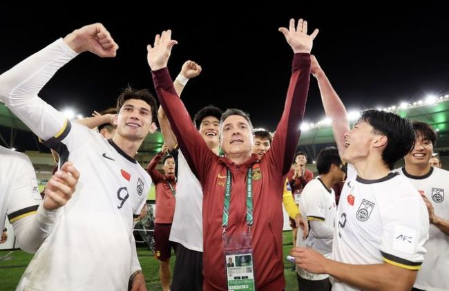 现场记者集体鼓掌！53岁安东尼奥站桌上怒吼：5战封神 玩弄越南队