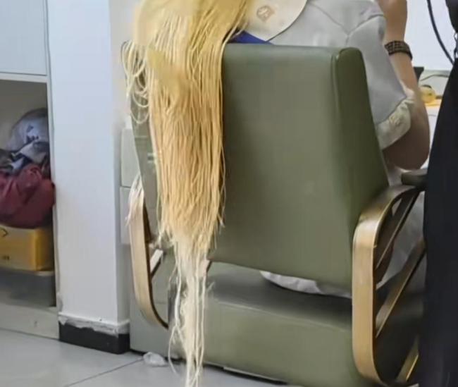 女子漂染头发“翻车” 头皮溃烂长满脓包 头发大片脱落 爱美也要注意健康