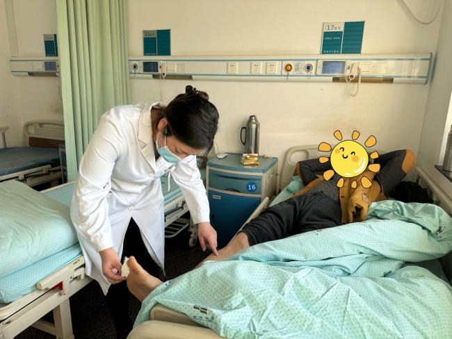 男子泡脚双脚溃烂 医生紧急提醒 糖尿病患者需谨慎泡脚