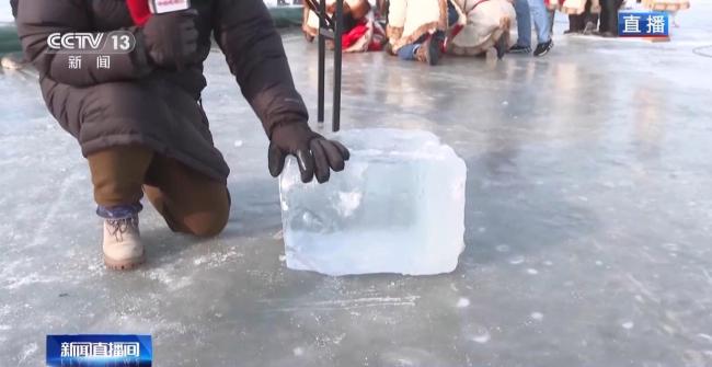 新疆乌伦古湖冬捕吵杂开场 头鱼出水迎丰充