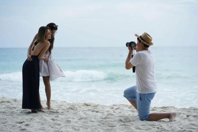 游客看到“素颜”埃菲尔铁塔沉默了 真实世界不讨好你