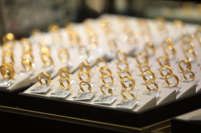 金价暴涨胖东来金店挤爆了 代购疯狂抢购