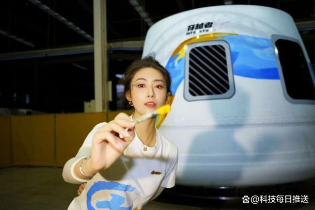揭秘中国飞船90后美女创始人 从央视主播到太空梦想家
