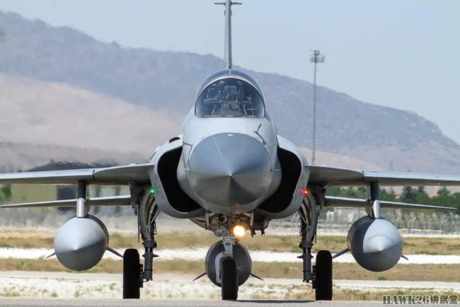 美媒曝摩洛哥考虑购买枭龙战机 成本优势成关键