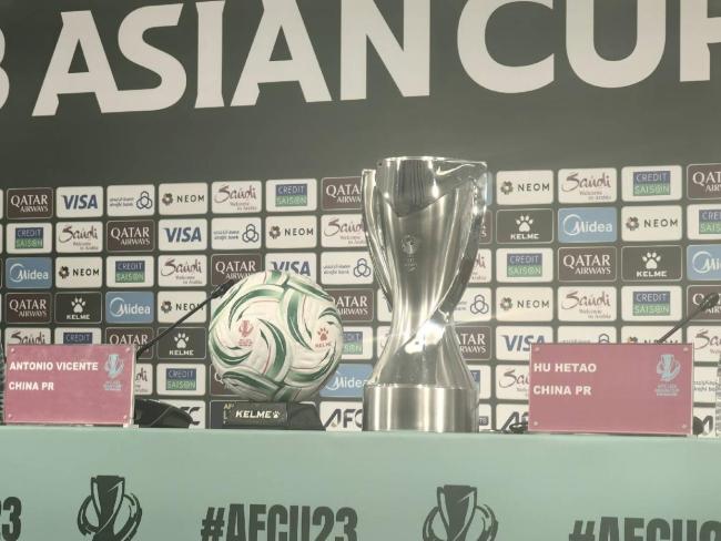 中日对决即将打响!U23亚洲杯决赛“光剑舞”暖场 冠军奖杯🏆️已就位