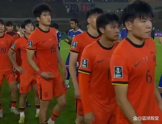 U23国足领取亚军奖牌🏅 全员无笑容 复杂心情映现场