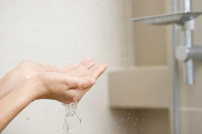 冬天洗澡“偷点儿懒”反而对身体好 保护皮肤健康
