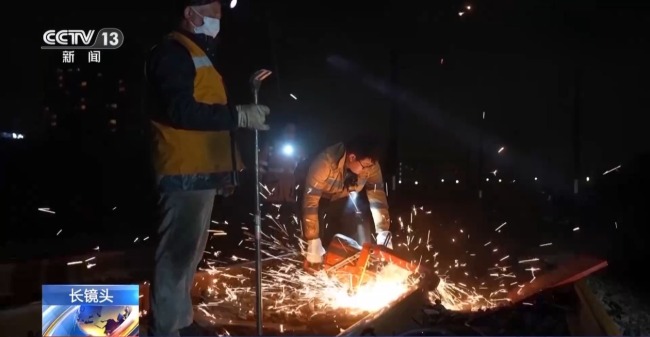 迎春运“大考” 他们连夜开展高铁换轨作业